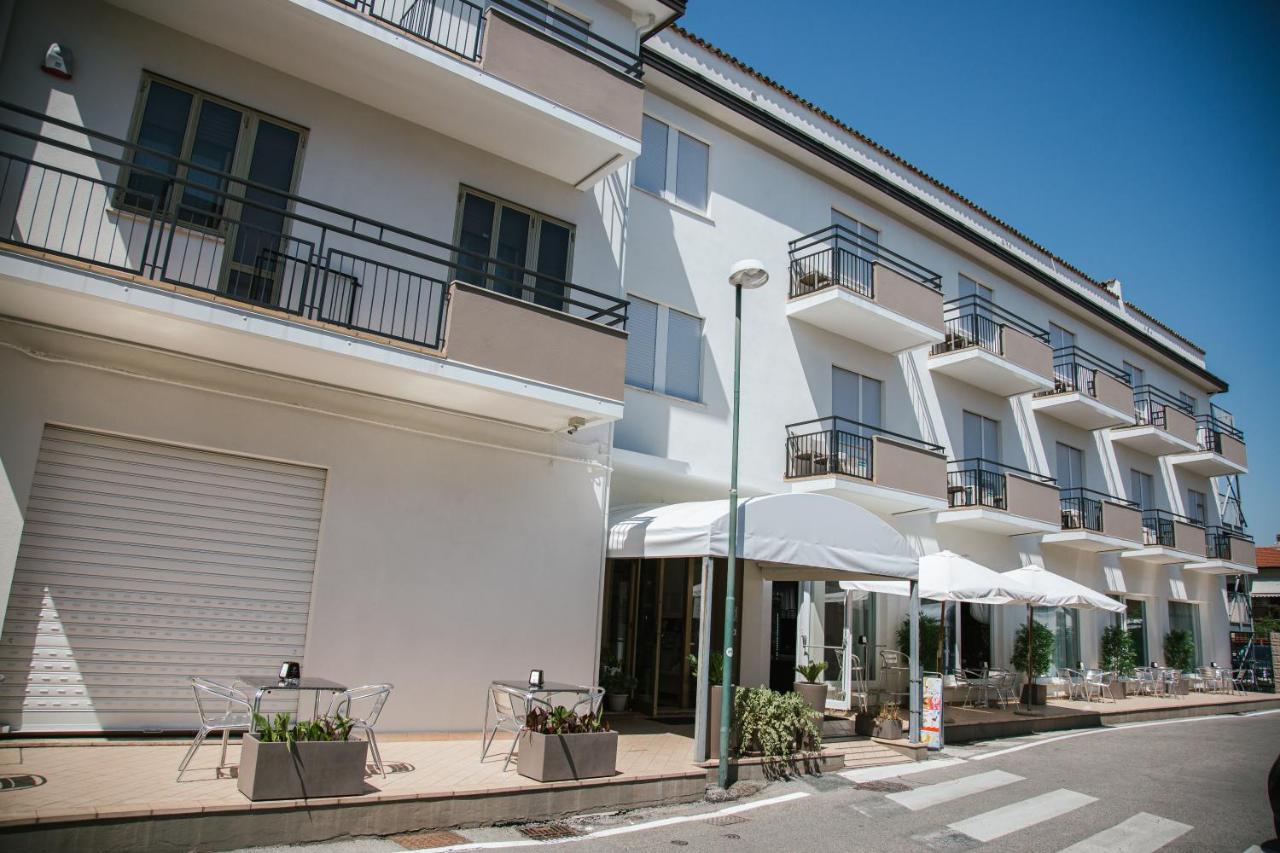 Hotel Laura Кавалино-Трепорти Екстериор снимка